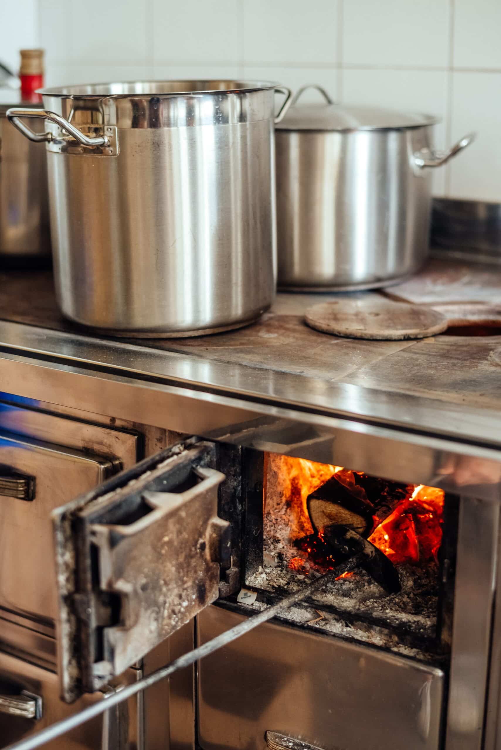 une cuisinière à bois bouilleur