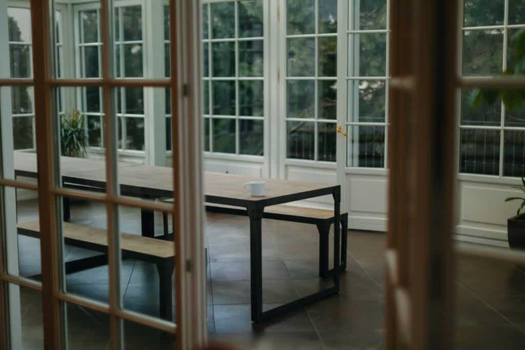 une table dans un jardin d'hiver