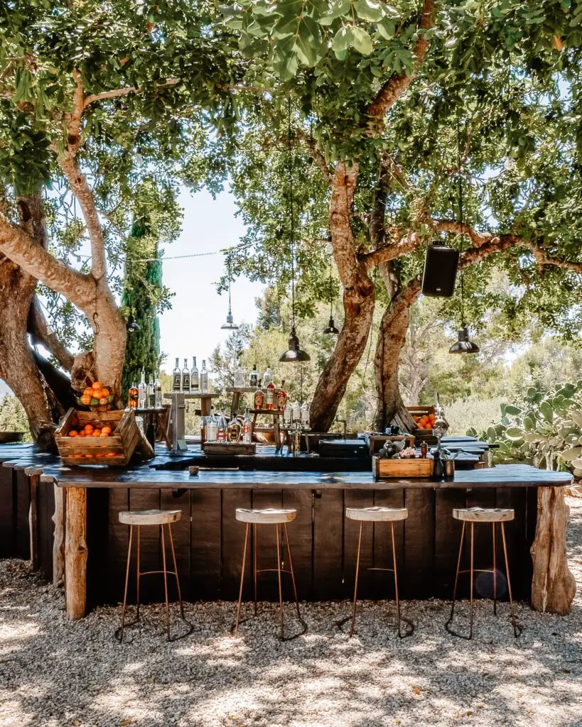 une cuisine extérieur en bois