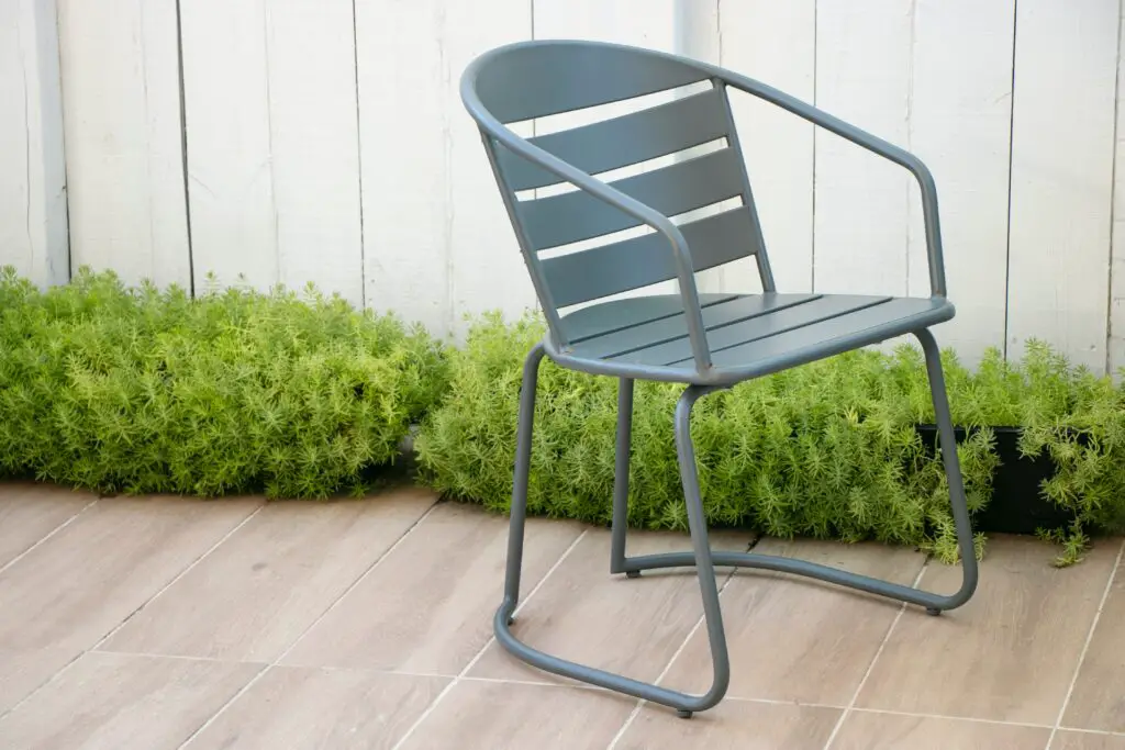 La couleur des fauteuils de jardin