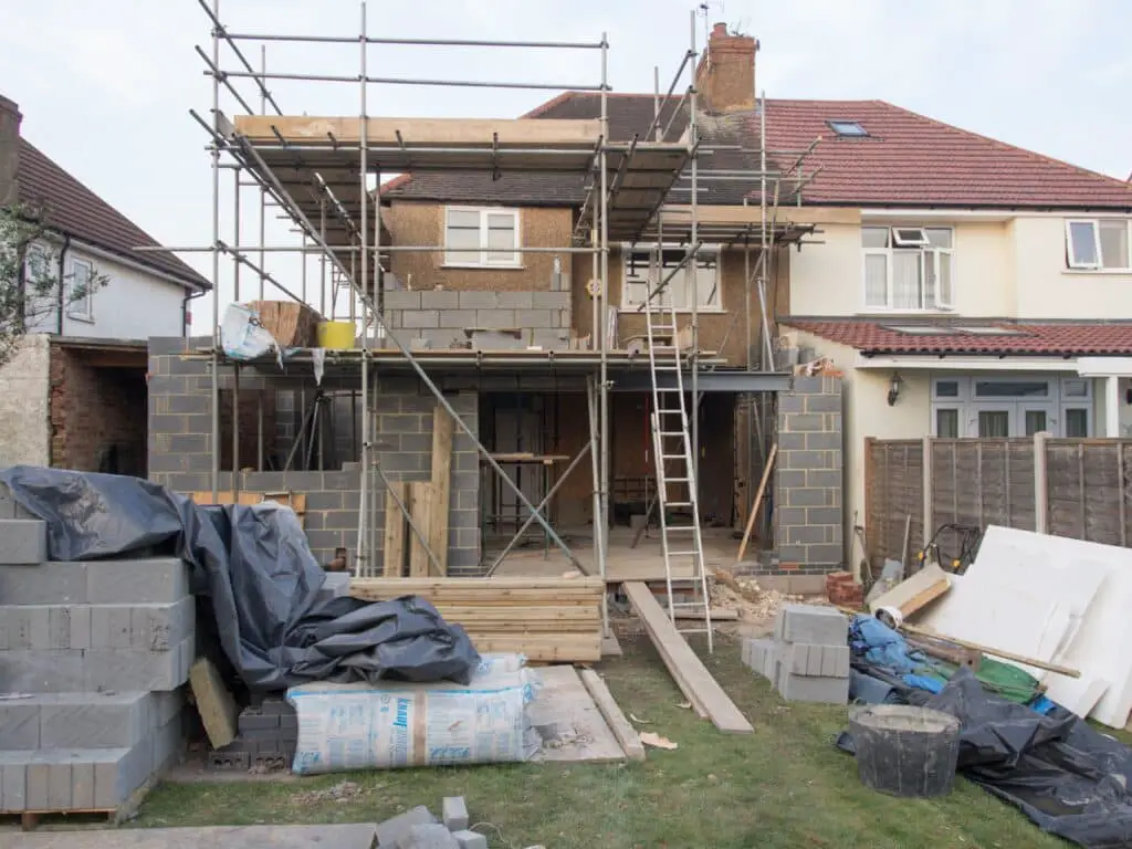 Comment faire pour isoler un mur en parpaing correctement ?
