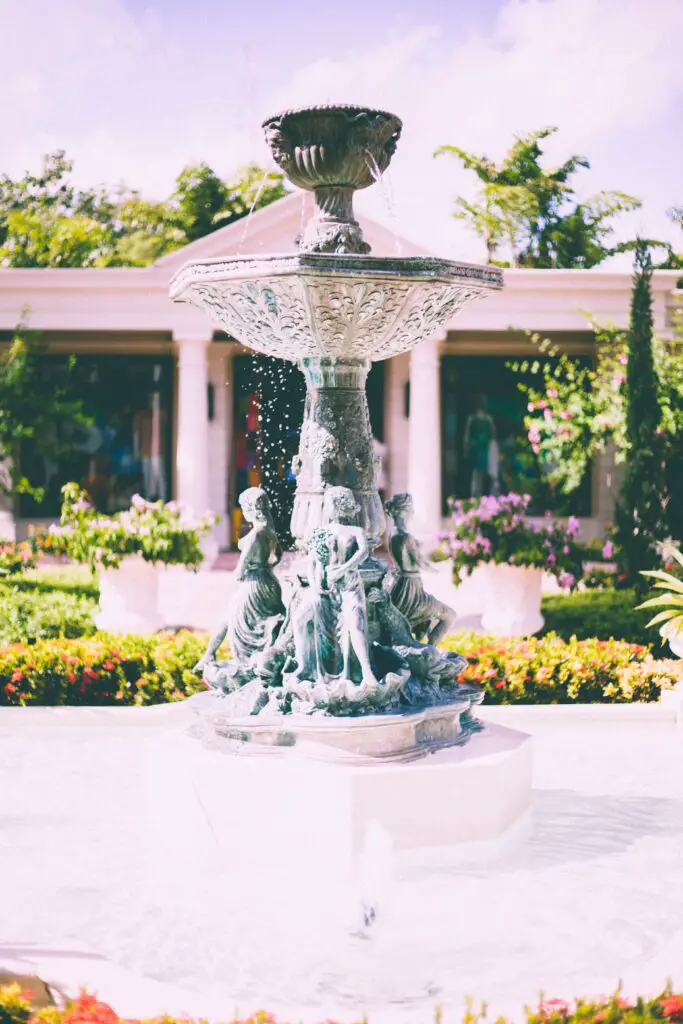 L’esthétique : le style et les matériaux de la fontaine de jardin