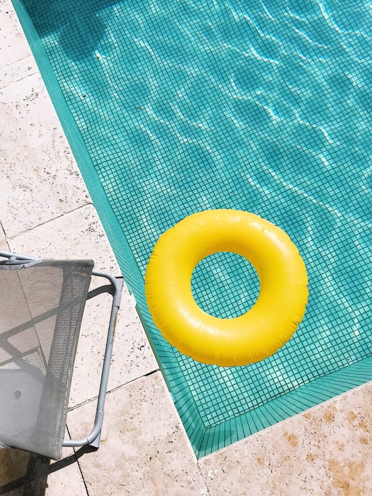 Installer un chauffage solaire pour piscine : la solution