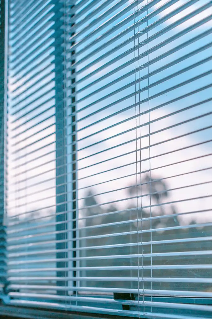 Pensez à dégager vos fenêtres pour optimiser la lumière