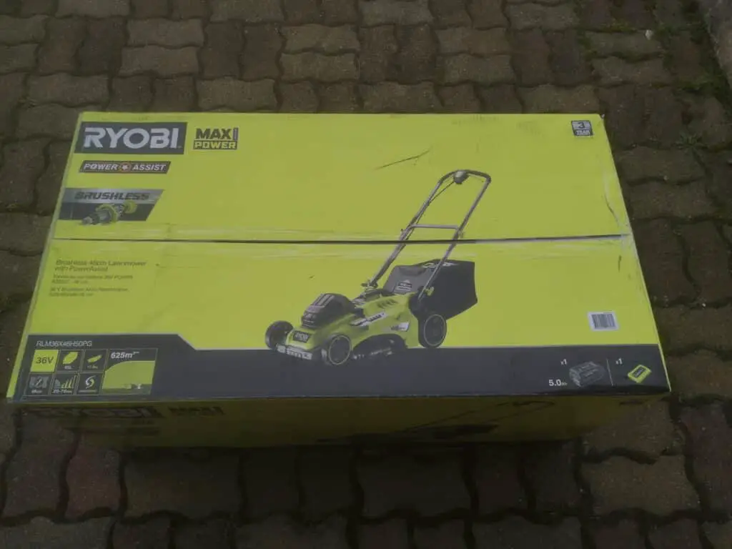 Le contenu du carton de la tondeuse électrique Ryobi 36V