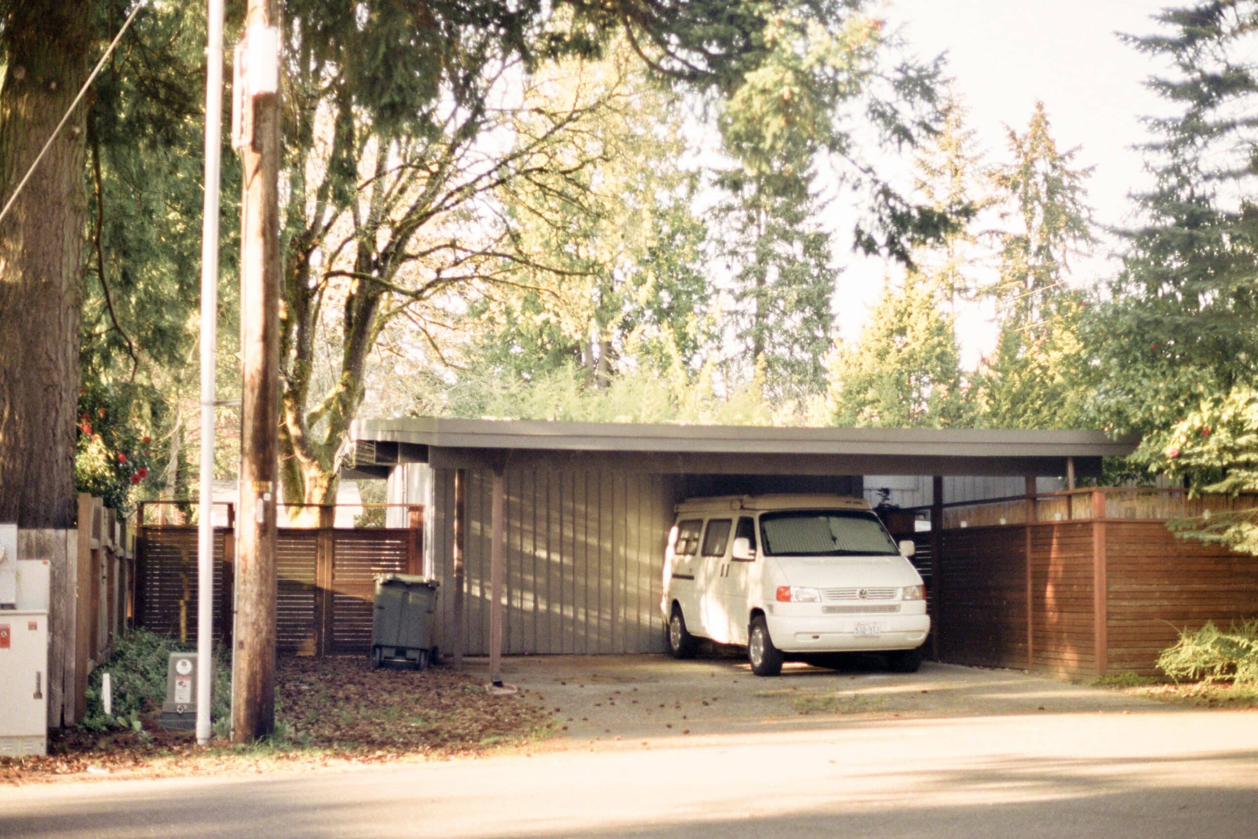 Carport solaire : protégez votre véhicule tout en produisant de l'énergie