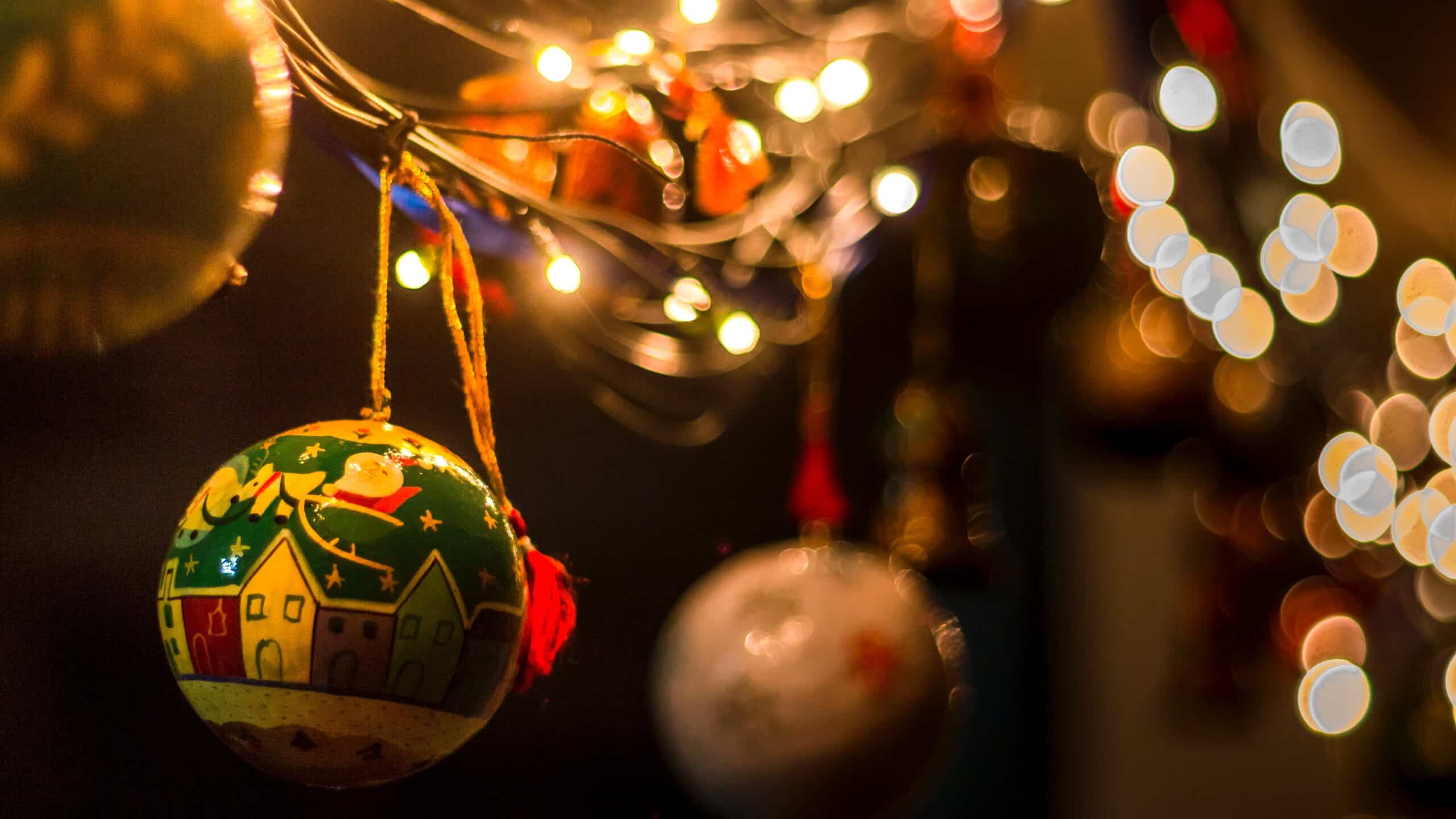 Boule de Noël personnalisée : ajoutez une touche magique à votre Noël