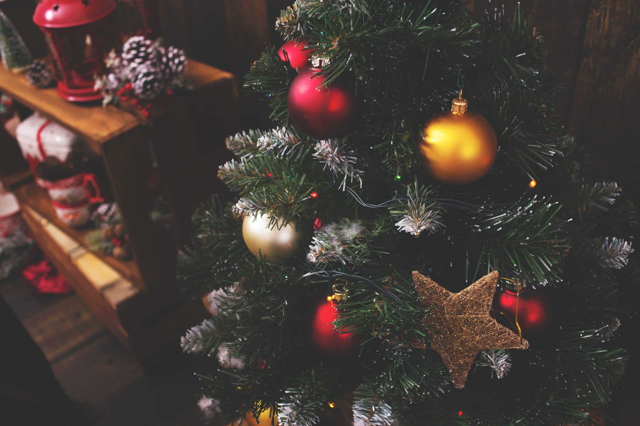 Petit sapin artificiel : un charme intemporel pour les fêtes