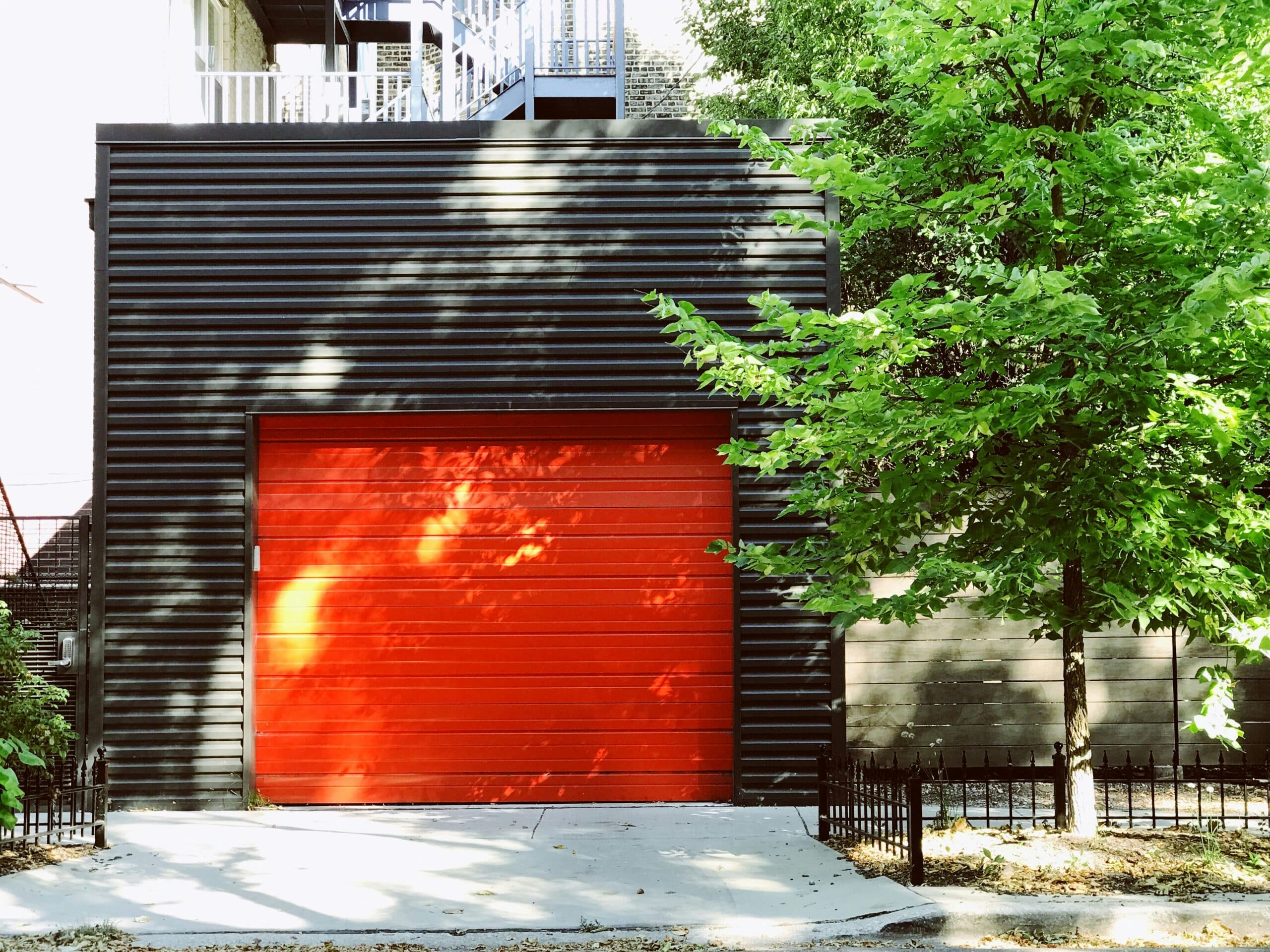 Porte de garage basculante : le choix intelligent pour la sécurité et le style